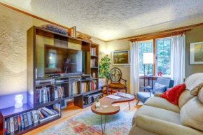 Seattle Home with Balcony 1 Mi to Park and Water!